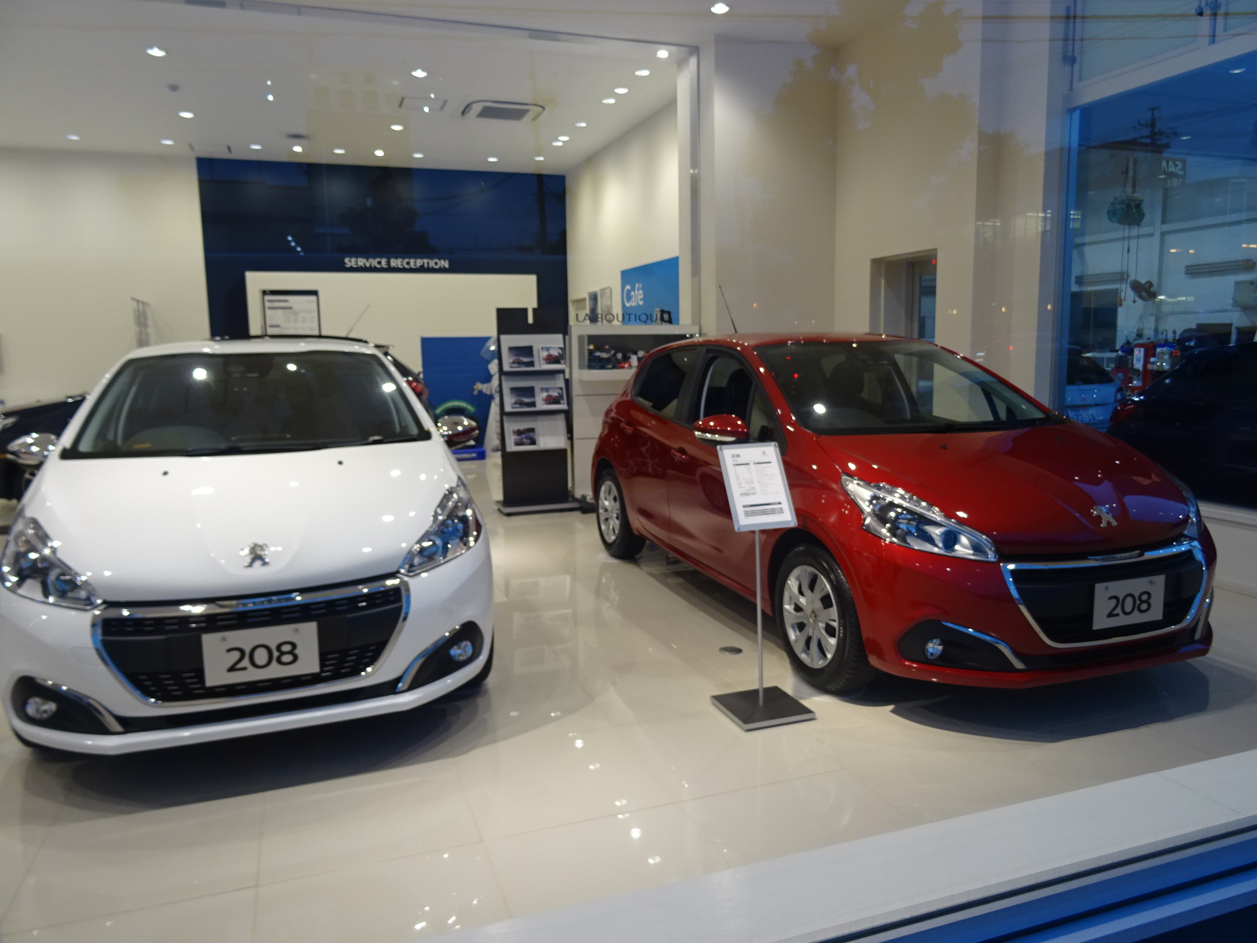 展示車入れ替え