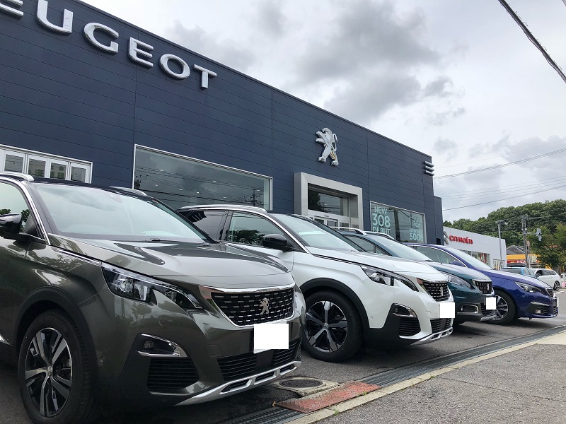 ショールーム前の車たち