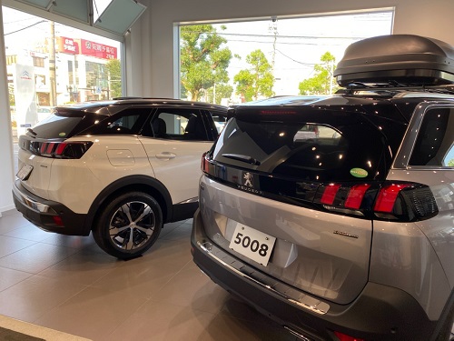 カラフルな展示車たち