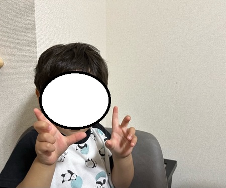 ピース？ラヴィットポーズ？